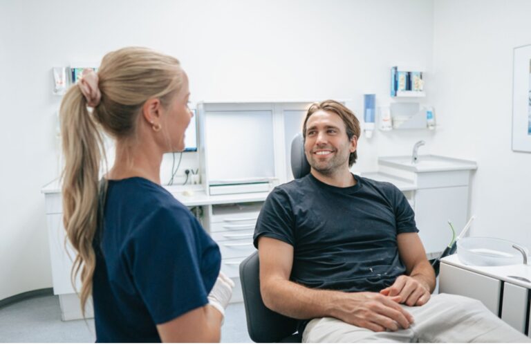 Tandlæge og patient i stolen